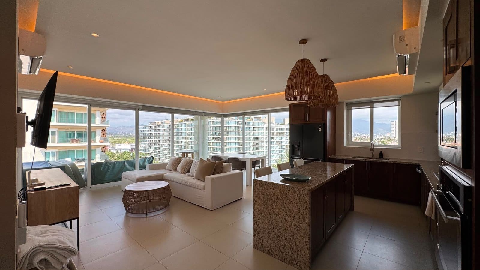 V Marina 706 · 2 recámaras en esquina con vista a la marina